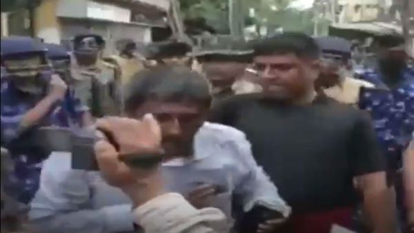 రెచ్చిపోయిన ఖాకీ.. బెంగాల్ ఎంపీ ఇంటి వద్ద రిపోర్టర్ చెంపచెళ్లుమనిపించిన పోలీసు ..