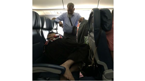 విమానంలో దంపతులు.. భార్య పడుకుంది... పక్కనే భర్త 6 గంటలపాటు....