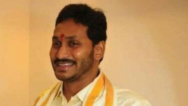 శ్రీ వెంకటేశ్వర స్వామికి పట్టువస్త్రాలు సమర్పించిన సీఎం జగన్‌మోహన్‌రెడ్డి