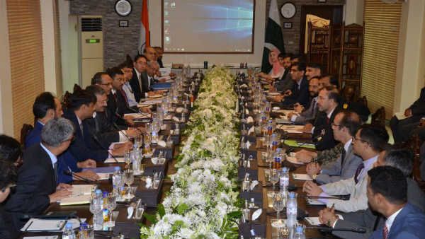 కర్తాపూర్ కారిడార్‌కు బ్రేకులు: భక్తుల నుంచి సర్వీస్ ఛార్జీ వసూలు చేస్తున్న పాక్