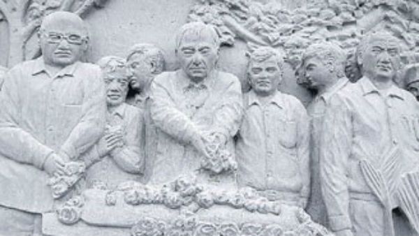 సాగర్ మహాస్తూపంపై కేసీఆర్ చిత్రం.. యాదాద్రి ఘటనతో తొలగింపు .. అక్కడ కూడా శిల్పిదే తప్పా !!