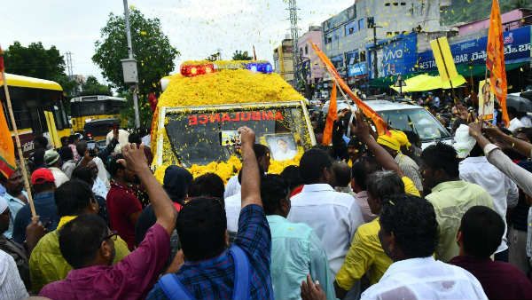 కోడెలకు కన్నీటి వీడ్కోలు.. జనసంద్రమైన నరసారావుపేట... గద్గత స్వరంతో స్థానికుల రోదన....
