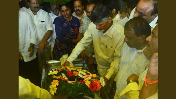 దు:ఖసాగరంలో మునిగిన నరసారావుపేట : కోడెల అంతిమయాత్రలో చంద్రబాబు