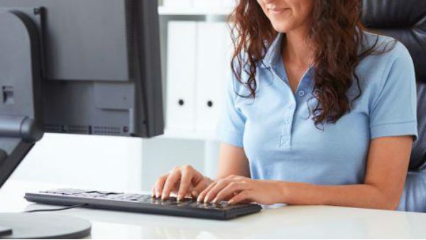 వామ్మో కిలాడీ.. ముంచింది లేడీ.. ఉద్యోగాలంటూ బురిడీ