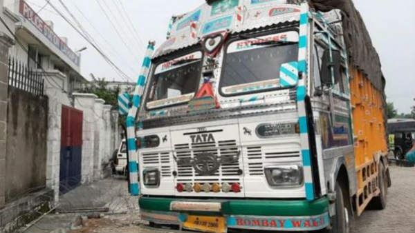 కశ్మీర్‌లో ఉగ్రవాదుల కదలికలు : ట్రక్కులో ఆయుధాల తరలింపు, ముగ్గురు ఉగ్రవాదుల అరెస్ట్