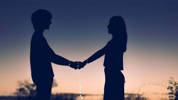 కదులుతున్న రైలులో ప్రేమికులు.. ఒక్కసారిగా ....