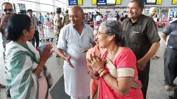 ఇంట్రెస్టింగ్: ప్రధాని మోడీతో భేటీకి ముందు ఆయన సతీమణిని కలిసిన మమతాబెనర్జీ