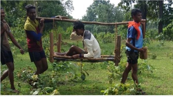 ఖాకీల మానవత్వం: గాయపడిన మావోయిస్టును చికిత్స కోసం మోసుకెళ్లిన పోలీసులు