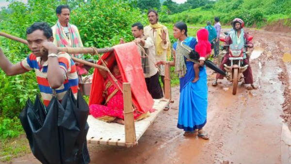 అంబులెన్స్ ఉన్నా..వెళ్లే దారి లేక: ప్రసవం కోసం అయిదు కిలోమీటర్లు మంచంపై గర్భిణీ!