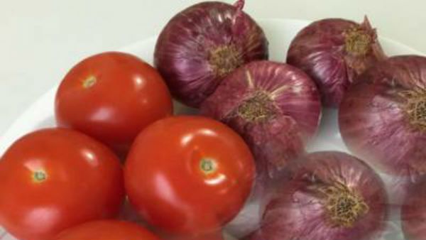 ఉల్లితో పోటీ పడుతున్న టమోటా: భారీగా పెరుగుతున్న ధరలు..!