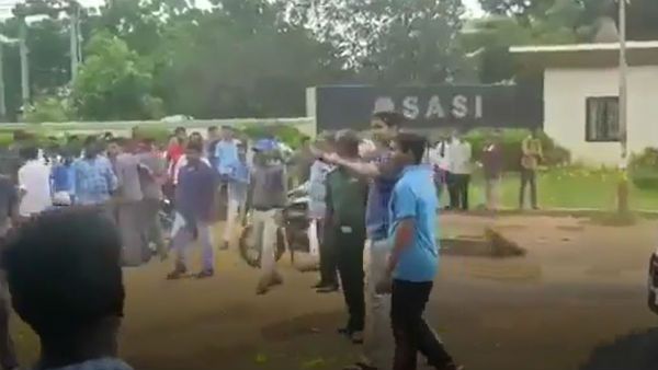 పవన్ కల్యాణ్ అభిమానులను తరిమి కొట్టి.. బర్త్ డే కేక్ ను కాలితో తొక్కి: క్షమాపణ చెప్పిన డైరెక్టర్