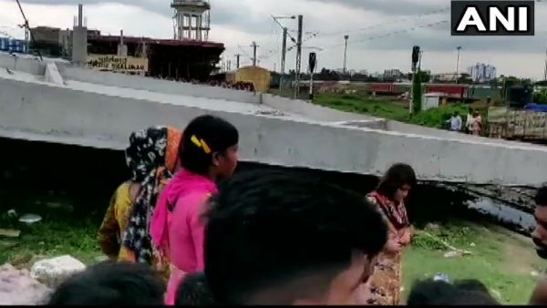 కుప్పకూలిన రైల్వే షెడ్: నిర్మాణంలో ఉండగానే.. భారీ వర్షాలే కారణమా?