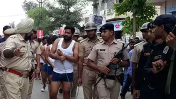 గ్యాంగ్‌స్టార్ అనుచరులను.. షర్ట్, ప్యాంట్ విప్పేసి... ఒకరి వెనుక మరొకరు... వీధుల్లో....