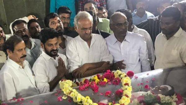 ఎన్టీఆర్ ట్రస్టు భవన్ లో రేవంత్ రెడ్డికి అరుదైన ఘటన..! ఒక్క సారిగా భావోద్వేగానికి గురైన తమ్ముళ్లు..