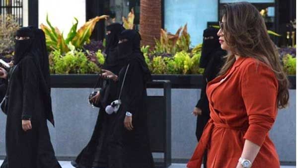 బహిరంగ ముద్దులు, బిగుతు దుస్తులు వద్దు: పర్యాటకులపై సౌదీ ఆంక్షలు