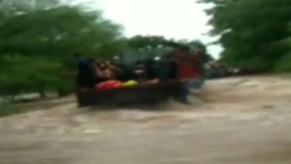 కళ్ల ముందే కొట్టుకుని వెళ్లబోయిన 20 మంది విద్యార్థులు: నదిలో చిక్కుకున్న ట్రక్కు..