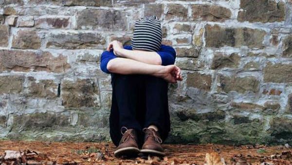 12 ఏళ్ల బాలికపై 30 మంది లైంగిక దాడి: సహకరించిన తండ్రి! వారంతా అతని పరిచయస్తులేనట!