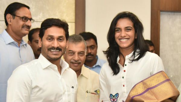 సీఎం జగన్ ను కలిసిని సింధు: కీలక నిర్ణయం ప్రకటించిన ముఖ్యమంత్రి..!!