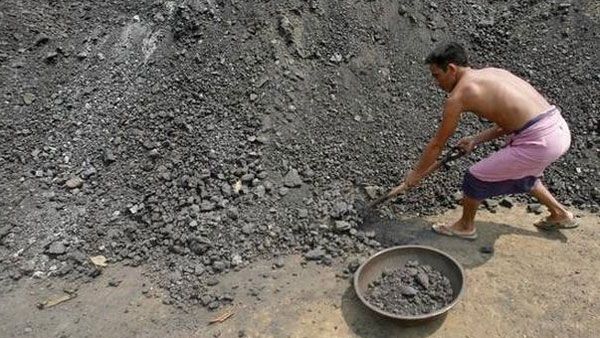 సింగరేణి బొగ్గు గనుల్లో కొనసాగుతున్న సమ్మె .. నిలిచిపోయిన బొగ్గు ఉత్పత్తి