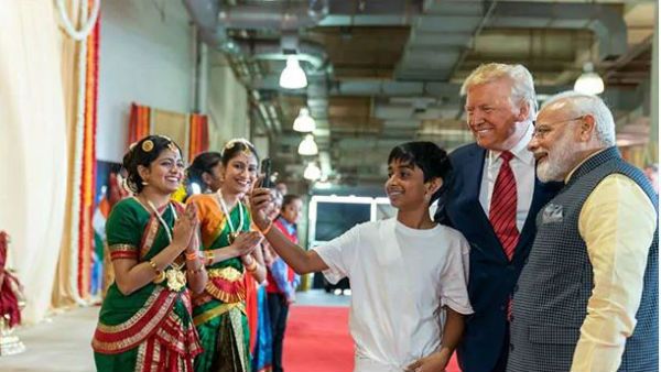 ‘లక్కీ బాయ్’ వాట్ ఏ మూమెంట్: ప్రపంచ శక్తివంతమైన దేశాధినేతలతో బాలుడి సెల్ఫీ