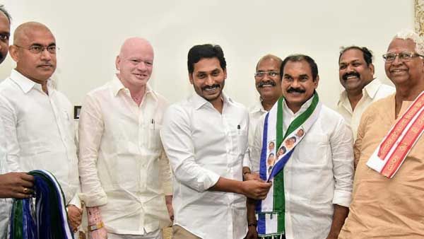జగన్ సమక్షంలో వైసీపీలోకి తోట త్రిమూర్తులు : మరి కొంత మంది సిద్దంగా ఉన్నారు: ఎమ్మెల్సీగా హామీ..!!