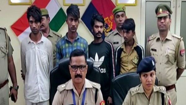 అక్కడేమో స్టార్.. ఇక్కడేమో దొంగతనాలు..!