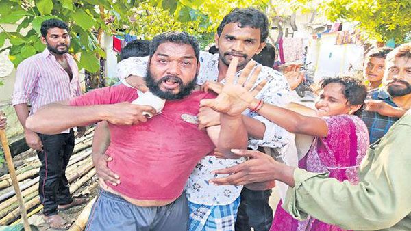 నీలి చిత్రాలే వ్యసనం : బాలికలకు చూపిస్తూ దొరికిపోయాడు