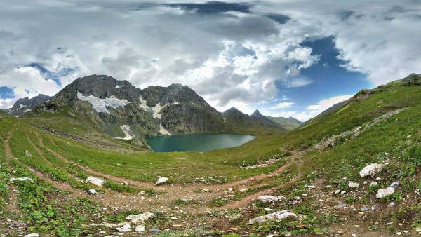 నిర్భంధాల నడుమ కశ్మీర్‌లోని హర్ముఖీ వ్యాలీని అధిరోహించిన జంట..!