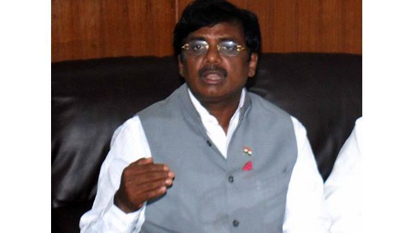 సినీనటులతో మంత్రి విదేశీ పర్యటనలు.. బీజేపీ నేత వివేక్ హాట్ కామెంట్స్