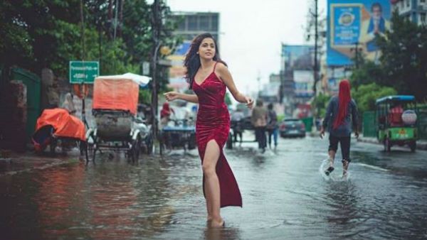 వైరల్: వర్షపునీటిలో ఫ్యాషన్ టెకీ ఫోటోషూట్..