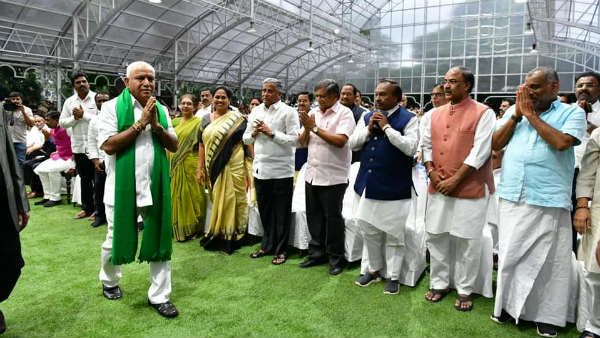 రెబల్ ఎమ్మెల్యేలకు ట్రబుల్, సీఎం షాక్, శాఖలు మంత్రులకు, గోవిందా గోవిందా !