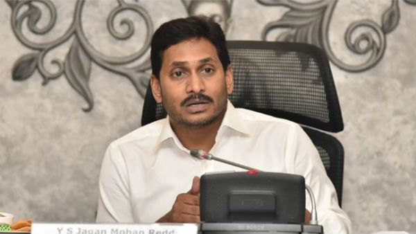 రైతులు, డ్వాక్రా మహిళలకు తీపి కబురు: బ్యాంకర్లకు జగన్ హామీ