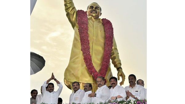 తొలగించిన చోటే వైఎస్ విగ్రహం.. టీడీపీ తొలగిస్తే, వైసీపీ పున:ప్రతిష్టించింది.