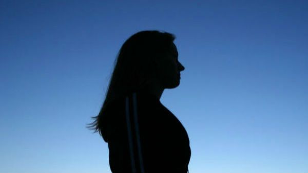 మద్యం మత్తులో నడి రోడ్డులో యువతి చిందులు, బూతులు తిట్టి, సీసీ కెమెరాల్లో !