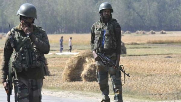 ఉగ్ర ఘాతుకం: ఆపిల్ వ్యాపారులపై కాల్పులు, ఒకరి మృతి, మరొకరికి తీవ్రగాయాలు