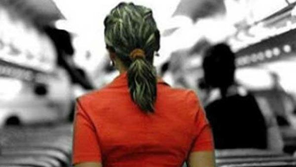 స్మగ్లర్‌గా మారిన ఎయిర్‌హోస్టెస్..! బంగారం ఎందులో తెచ్చిందో తెలుసా...?