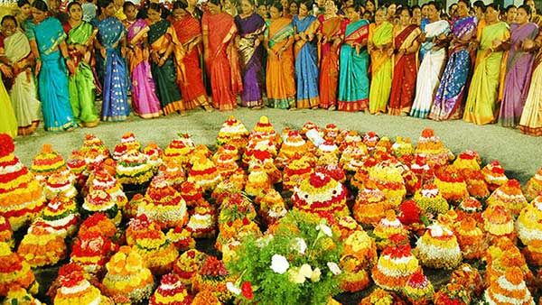 తెలంగాణ బతుకమ్మ పండగ ప్రత్యేకతలు.. బొడ్డెమ్మ, బతుకమ్మ పాటలు
