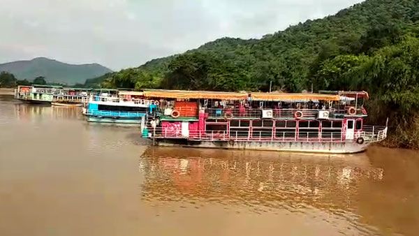 బోటు వెలికితీతకు నేరుగా రంగంలోకి దిగనున్న గజ ఈతగాళ్లు