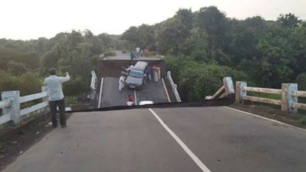 ఒక్కసారిగా కుప్పకూలిన వంతెన: నదిలో పడిన వాహనాలు(వీడియోస్)