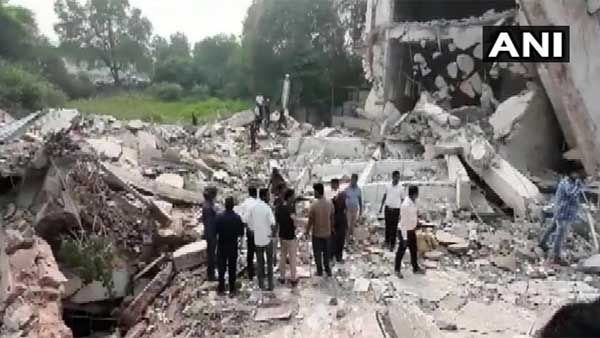 బ్రేకింగ్: గుజరాత్‌లో కూలిన భవంతి... శిథిలాల కింద చిక్కుకున్న కార్మికులు