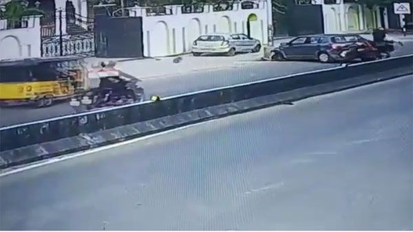 కారు బీభత్సం.. బైక్ ఢీ.. ట్రాఫిక్ ఎస్సైకి గాయాలు, ఆస్పత్రికి తరలింపు (వీడియో)