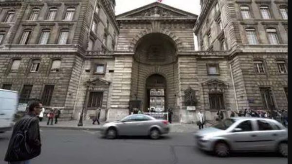 పోలీసు హెడ్‌క్వార్టర్స్‌లో కత్తి‌పోట్లు, నలుగురు మృతి, ఎదురుకాల్పుల్లో నిందితుడి హతం