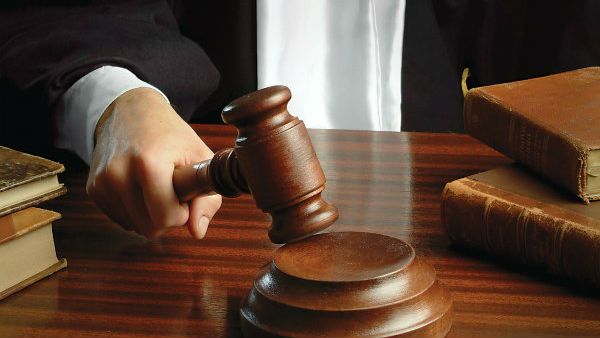 కోర్టులోనే గన్నుతో కాల్చుకున్న జడ్జి...!