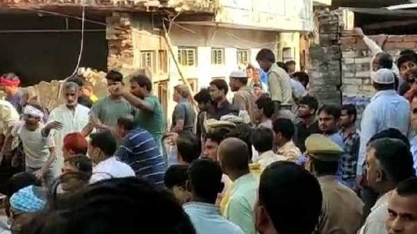 యూపీలో విషాదం: సిలిండర్ పేలి బిల్డింగ్ కూలడంతో 10 మంది మృతి