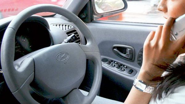 జీన్స్, పొట్టి లంగాలు వేసుకున్న... మహిళలకు నో డ్రైవింగ్ లైసెన్స్