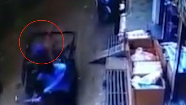 వామ్మో డేంజర్ : భవనం నుంచి కిందపడి.. రిక్షాలోకి జారిపడి..! (వీడియో)