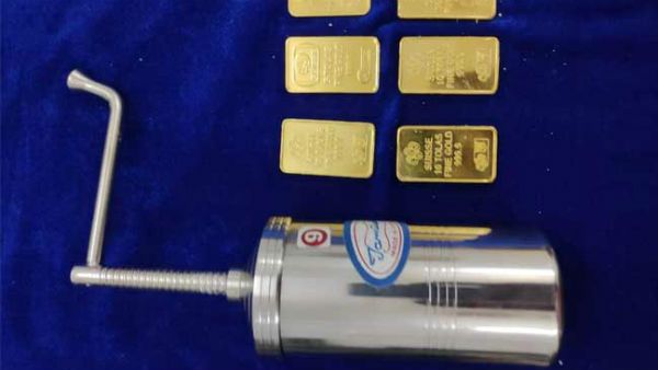 కాదేదీ బంగారం స్మగ్లింగ్‌కు అనర్హం.. మొన్న ఇస్త్రీ పెట్టెలు.. నేడు మురుకుల మిషన్