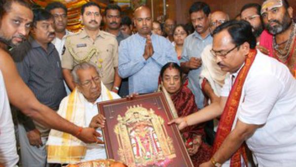 దుర్గమ్మను దర్శించిన గవర్నర్ దంపతులు: మూడు లక్షలమందికి పైగా!