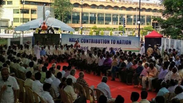 సమ్మె బాట పట్టిన 20వేల మంది హాల్ కార్మికులు...వేతనాల పెంపునకు డిమాండ్