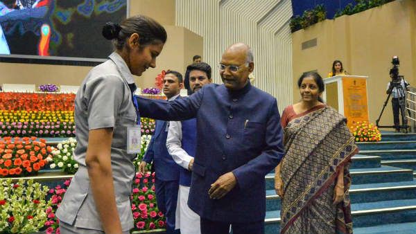 సెల్యూట్ కోవింద్: ప్రోటోకాల్ పక్కనపెట్టి, మహిళా ఉద్యోగివద్దకు, ధైర్యం చెప్పి...(వీడియో)